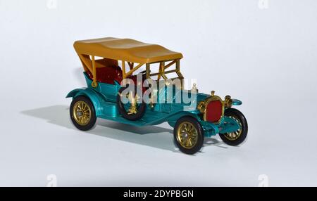 Spielzeug Diecast Modellauto 1909 Thomas Flyüber ein Matchbox-Produkt von Lesney mit weißem Hintergrund. Stockfoto