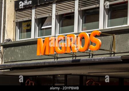 Basel, SCHWEIZ - Eingang zum Migros-Supermarkt am Flughafen Zürich. Migros ist das grösste Einzelhandelsunternehmen der Schweiz. Stockfoto