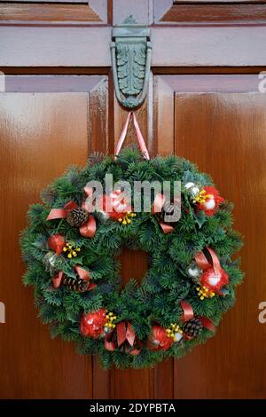 Weihnachtskranz an der hölzernen Haustür Stockfoto