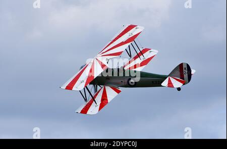 Vintage de Havilland DH82a Doppeldecker der Tigermotte im Flug Stockfoto