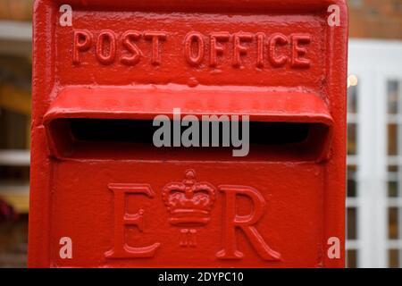 Rote Briefkasten Nahaufnahme. England Stockfoto