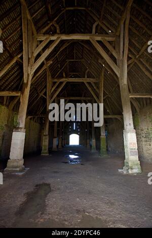 Innenansicht von Great Coxwell Tithe Barn, Oxfordshire England Stockfoto