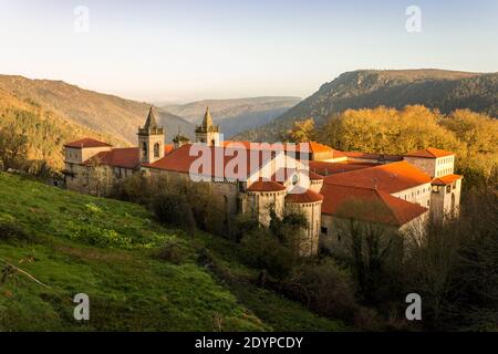 Nogueira de Ramuin, Spanien. Das romanische gotische Kloster Santo Estevo de Ribas de Sil, heute ein Nationalparador in Galicien Stockfoto