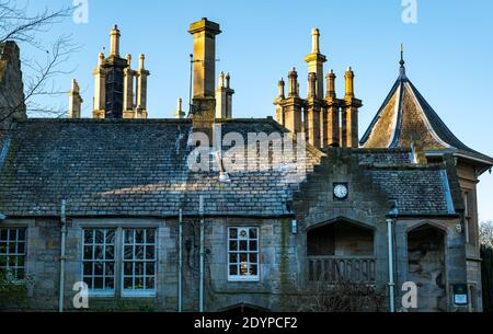 Verzierte viktorianische Schornsteintöpfe auf dem Turretdach von Lauriston Castle, Edinburgh, Schottland, Großbritannien Stockfoto