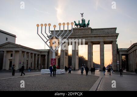 Brennende Menorah am leeren Brandenburger Tor Hannukah während der Coronavirus-Pandemie In Berlin Mitte Stockfoto