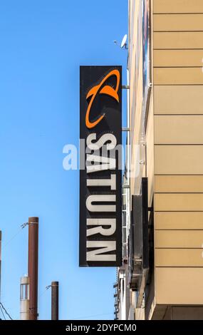 Karlsruhe, Deutschland : SATURN Store in Karlsruhe ist Saturn eine deutsche Kette von Elektronikgeschäften im Besitz des deutschen Einzelhandelsunternehmens CECONOMY Stockfoto