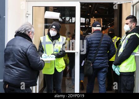 Berlin, Deutschland. Dezember 2020. Mitarbeiter arbeiten am Eingang einer COVID-19 Impfstelle in Berlin, Hauptstadt von Deutschland, 27. Dezember 2020. Quelle: Shan Yuqi/Xinhua/Alamy Live News Stockfoto