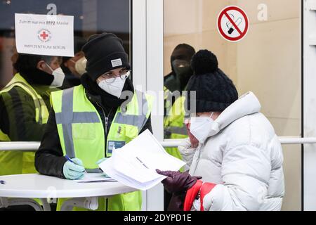 Berlin, Deutschland. Dezember 2020. Mitarbeiter arbeiten am Eingang einer COVID-19 Impfstelle in Berlin, Hauptstadt von Deutschland, 27. Dezember 2020. Quelle: Shan Yuqi/Xinhua/Alamy Live News Stockfoto