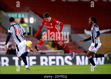 Liverpools Roberto Firmino (Mitte) kämpft mit Matt Phillips (links) von West Bromwich Albion und Romaine Sawyers während des Premier League-Spiels im Anfield Stadium, Liverpool, um den Ball. Stockfoto