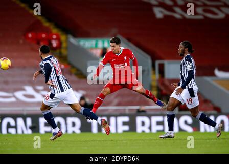 Liverpools Roberto Firmino (Mitte) kämpft mit Matt Phillips (links) von West Bromwich Albion und Romaine Sawyers während des Premier League-Spiels im Anfield Stadium, Liverpool, um den Ball. Stockfoto