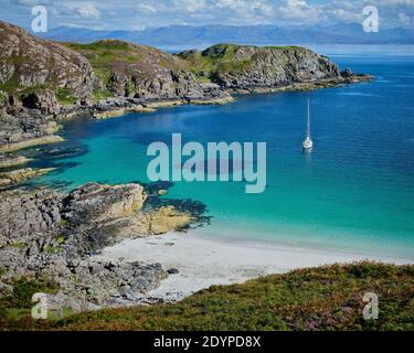 Yacht bei Anchor an einem sonnigen Tag in einem klaren bay Anchorage bei Camas Daraich in der Nähe der Point of Sleat An der Skye Westküste von Schottland Stockfoto