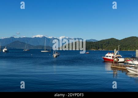 Faule Boote mit den Bergen im Hintergrund bei Gibsons, BC. Gibsons ist eine schöne Stadt an der Sunshine Coast in British Columbia. Eine 10-minütige Fahrt Stockfoto