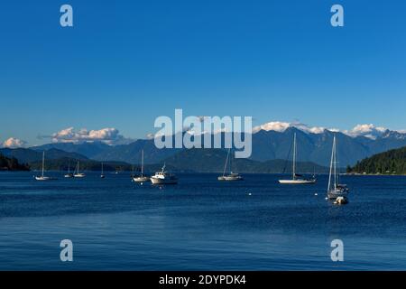 Wolken, Berge, Wasser und Boote in der Nähe von Gibsons, BC. Gibsons ist eine schöne Stadt an der Sunshine Coast in British Columbia. 10 Minuten mit dem Auto von der L Stockfoto