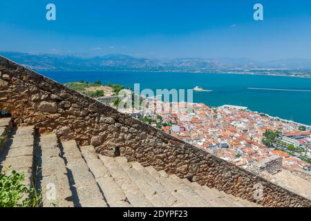 Panoramablick auf Nafplio Stadt von der mittelalterlichen Burg von Palamidi und den tausend Steintreppen, die auf (oder ab) die Burg, Griechenland, Europa führen Stockfoto