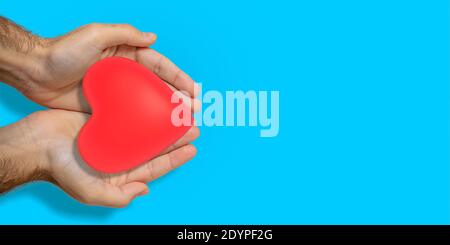 Mann, der ein rotes Herz auf blauem Hintergrund anbietet. Männliche cupped Hände halten eine rote Farbe Herz, Liebe, valentine, Organ Spende Vorlage, Kopierraum. 3d-il Stockfoto