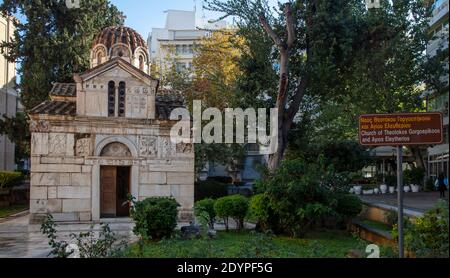 Griechisch-orthodoxe Kirche kleine Metropole oder Agios Eleftherios, neben der Metropolitan Cathedral, Athen, Griechenland. Dezember in einer leeren Stadt wegen COV Stockfoto