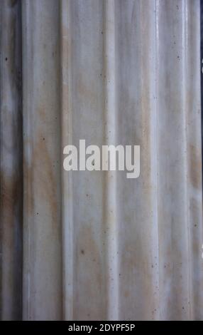 Säule weißer griechischer Marmorhintergrund, Nahaufnahme vertikale Ansicht. Alte Kolonnade Teil aus dem alten Griechenland. Ziel für Treffen mit berühmter Architektur Stockfoto