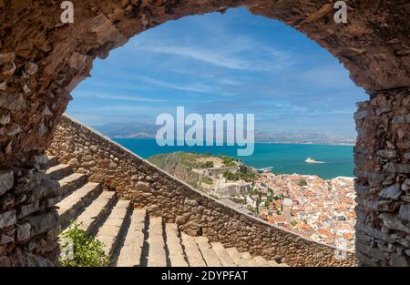 Panoramablick auf Nafplio Stadt von der mittelalterlichen Burg von Palamidi und den tausend Steintreppen, die auf (oder ab) die Burg, Griechenland, Europa führen Stockfoto