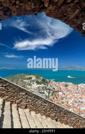 Panoramablick auf Nafplio Stadt von der mittelalterlichen Burg von Palamidi und den tausend Steintreppen, die auf (oder ab) die Burg, Griechenland, Europa führen Stockfoto