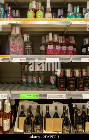 12-27-2020 Portsmouth, Hampshire, UK Flaschen mit verschiedenen Alkohol in den Regalen eines britischen Supermarkts gestapelt