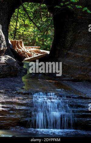 Nah an dem Mann gemacht Loch in der Wand Wasserfall. Loch in der Wand ist ein künstlicher Wasserfall auf einem großen Felsen in der Nähe von Port Alberni in BC, Cana erstellt Stockfoto