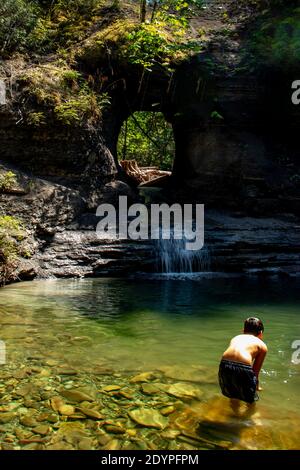 Teich und Wasserfall neben dem Hole in the Wall, Port Alberni, Vancouver Island. Loch in der Wand ist ein künstlicher Wasserfall auf einem großen Felsen n erstellt Stockfoto