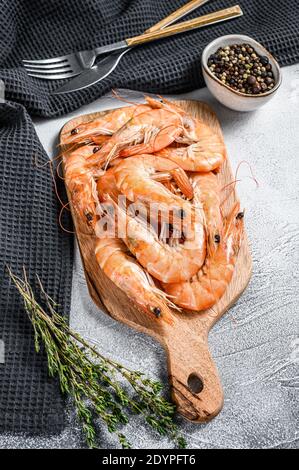 Frische Garnelen, Garnelen auf einem Holzbrett. Weißer Hintergrund. Draufsicht Stockfoto