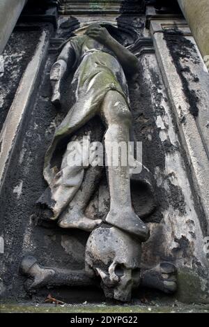 Figur auf dem Wandgemälde Denkmal von Sir George Foulis von Ravilstoun in Greyfriars Kirkyard, Edinburgh, Schottland, Großbritannien. Stockfoto