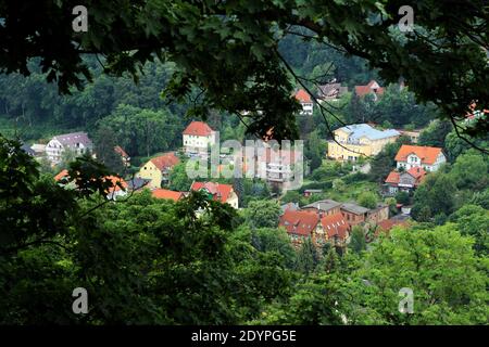 Die Dächer und kleinen Privathäuser von oben in der Stadt Wernigerode in Sachsen-Anhalt, Deutschland. Stockfoto