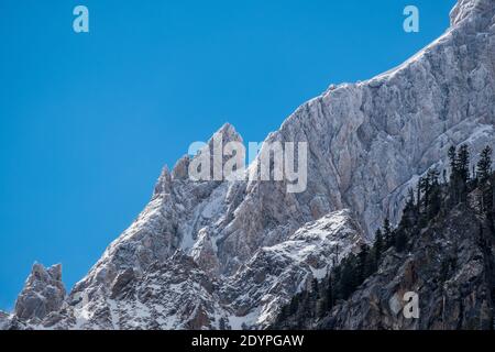 Schneebedeckte Berggipfel Stockfoto