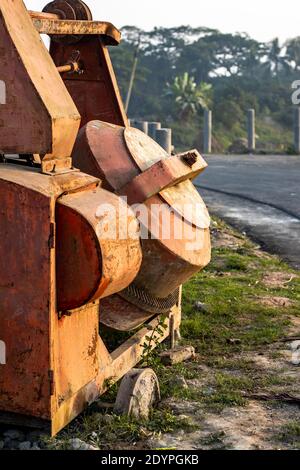 Verlassene alte Rusty Zement Mixer Maschine neben der Straße Stockfoto