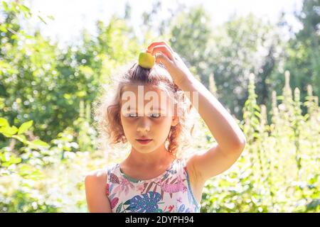 Kleines Mädchen zu Fuß im Park in sonnigen Sommertag. Stockfoto