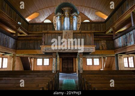 SVATY KRIZ, SLOWAKEI - 15. JUL 2020: Innenraum der hölzernen Gelenkkirche Evangelische Kirche von Svaty Kriz - eines der größten Holzgebäude in Zentral-E Stockfoto