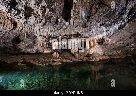 Unterirdischer Fluss Demanovka in der Freiheitshöhle Demanovska mit ihrem längsten Höhlensystem, der Slowakei Stockfoto