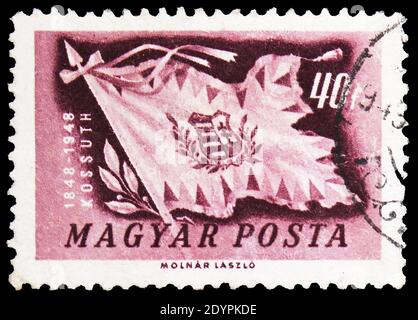 MOSKAU, RUSSLAND - 19. AUGUST 2019: Briefmarke gedruckt in Ungarn zeigt ungarische Flagge des Unabhängigkeitskrieges, Jahrhundert von 1848-49 Revolution und Stockfoto