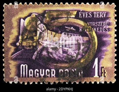 MOSKAU, RUSSLAND - 19. AUGUST 2019: Briefmarke gedruckt in Ungarn zeigt Transport, wmk. 11, Fünfjahresplan Serie, um 1950 Stockfoto