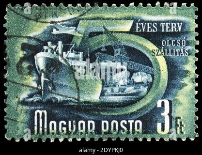 MOSKAU, RUSSLAND - 19. AUGUST 2019: Briefmarke gedruckt in Ungarn zeigt Shipping, wmk. 11, Fünfjahresplan Serie, um 1950 Stockfoto