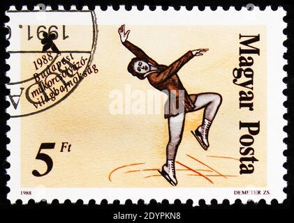 MOSKAU, RUSSLAND - 19. AUGUST 2019: Briefmarke gedruckt in Ungarn zeigt Gemälde von Eiskunstläufer, Eiskunstlauf-Weltmeisterschaften, Budapest Serie Stockfoto