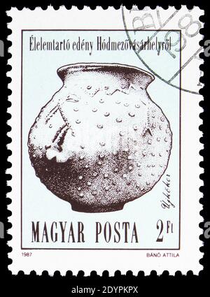 MOSKAU, RUSSLAND - 19. AUGUST 2019: In Ungarn gedruckte Briefmarke zeigt Urne aus Hódmezovásárhely, Neolithikum und Kupferzeit Artefakte Serie, um 19 Stockfoto