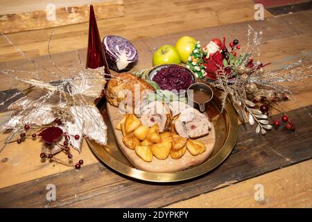 Ein köstlicher Teller Weihnachten Spiced Cranberry gefüllte Weihnachtsbeine mit gewürztem Rotkohl und Apfel und flauschigen Bratkartoffeln, Budget Weihnachten d Stockfoto