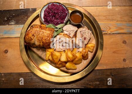 Ein köstlicher Teller Weihnachten Spiced Cranberry gefüllte Weihnachtsbeine mit gewürztem Rotkohl und Apfel und flauschigen Bratkartoffeln, Budget Weihnachten d Stockfoto