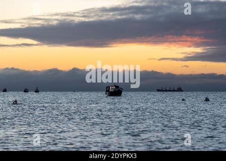 Kaltes Wasser Schwimmen in der Themse Mündung am Weihnachtstag Morgen in Southend on Sea, Essex, Großbritannien. Ein Einzelschwimmer in der Mündung vor Sonnenaufgang Stockfoto