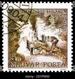 MOSKAU, RUSSLAND - 19. AUGUST 2019: Die in Ungarn gedruckte Briefmarke zeigt die Szemlohegyi Höhle, Höhlen-Serie, um 1989 Stockfoto