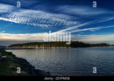 Spektakulärer Himmel zu einer goldenen Stunde in Nanaimo Sea Wall, BC, Kanada. Nanaimo ist eine Hafenstadt auf der Vancouver Insel. Es ist ein BC Ferry Terminal und Stockfoto