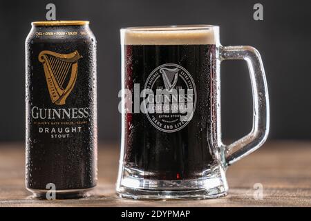 Guinness ist ein dunkler irischer Trockenstout, der 1759 in der Brauerei von Arthur Guinness am St. Jamess Gate Dublin Ireland entstand. Großbritannien, Bedford, Dezember Stockfoto