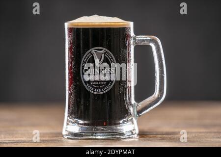 Guinness ist ein dunkler irischer Trockenstout, der 1759 in der Brauerei von Arthur Guinness am St. Jamess Gate Dublin Ireland entstand. Großbritannien, Bedford, Dezember Stockfoto
