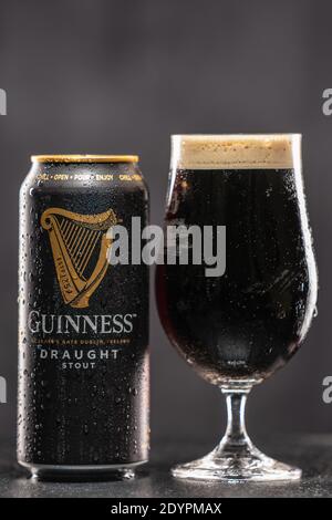 Guinness ist ein dunkler irischer Trockenstout, der 1759 in der Brauerei von Arthur Guinness am St. Jamess Gate Dublin Ireland entstand. Großbritannien, Bedford, Dezember Stockfoto