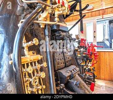 Samara, Russland - 29. April 2017: Retro Dampflokomotive Kessel mit Engineering-Ausrüstung. Ofenabteilung des Retro-Zugfahrers Stockfoto