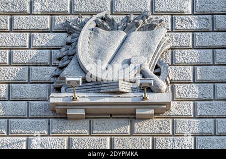 Samara, Russland - 29. Oktober 2020: Skulpturen von Samara Academic Opera and Ballet Theatre. Das Gebäude wurde 1931-1932 erbaut Stockfoto