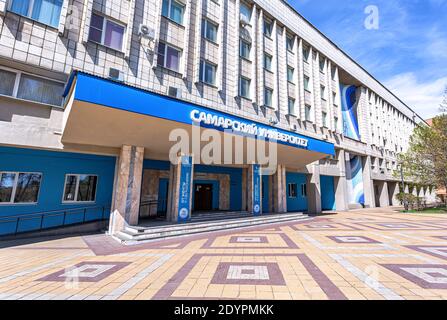 Samara, Russland - 6. Mai 2018: Gebäude der Staatlichen Universität Samara (Luft- und Raumfahrtinstitut). Text auf Russisch: Samara Universität Stockfoto